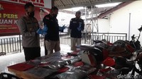 Para tersangka memiliki peran masing-masing. Ghofar menyediakan bahan baku peledak, menjemur bahan, memasukkan bahan ke selongsong detonator serta terlibat dalam penjualannya. Shodiq perannya meracik dan memasukkan bahan peledak ke detonator. 