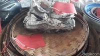 Kemudian IF bertugas mengisi kapas ke dalam selongsong yang sudah terisi bahan peledak. Sementara AR baru dua bulan ikut membantu mengisi kapas ke dalam selongsong detonator yang sudah terisi bahan peledak.