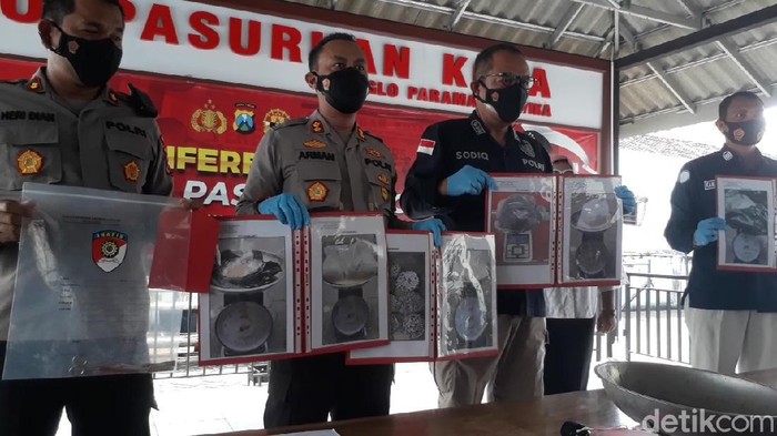 Waduh, Polisi Temukan 10 Kg Bahan Peledak di TKP Ledakan Pasuruan Labfor Polda Jatim merilis berbagai temuan di TKP ledakan dahsyat yang tewaskan dua orang di Desa Pekangkungan, Pasuruan. Salah astunya 10 kg bahan peledak.