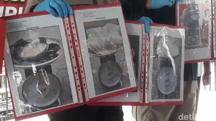 Waduh, Polisi Temukan 10 Kg Bahan Peledak di TKP Ledakan Pasuruan Labfor Polda Jatim merilis berbagai temuan di TKP ledakan dahsyat yang tewaskan dua orang di Desa Pekangkungan, Pasuruan. Salah astunya 10 kg bahan peledak.