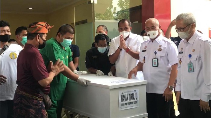 Wamenkumham Eddy Hiraej menyerahkan jenazah i Wayan Tirta, korban kebakaran Lapas Tangerang ke keluarga, Rabu (15/9/2021).