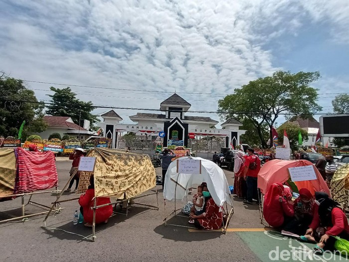 Warga terdampak proyek Tol Japek 2 tuntut ganti rugi layak