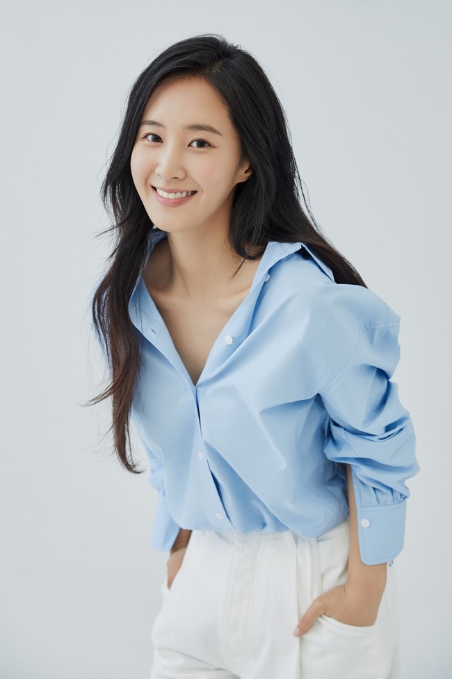 Dijuluki ‘Black Pearl’ oleh penggemar, Yuri Girl’s Generation menonjol di antara anggota lainnya dengan kulitnya yang tan dan sehat. Pesonanya memberi warna berbeda di grup legendaris ini. Foto: (dok. SM Entertainment)