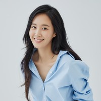 Dijuluki ‘Black Pearl’ oleh penggemar, Yuri Girl’s Generation menonjol di antara anggota lainnya dengan kulitnya yang tan dan sehat. Pesonanya memberi warna berbeda di grup legendaris ini. Foto: (dok. SM Entertainment)