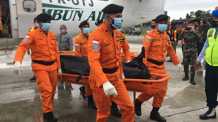 3 Jenazah Kru Pesawat Rimbun Air Dievakuasi ke Timika