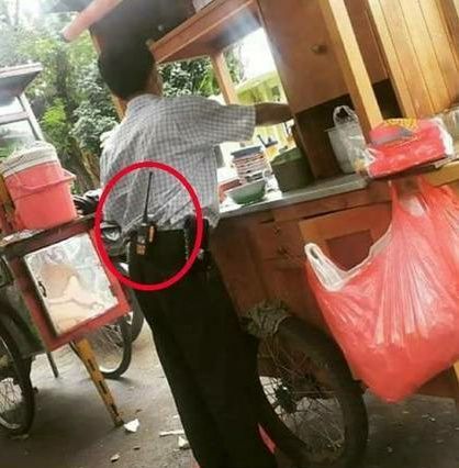 5 Penjual Makanan Ini Nenteng HT, Netizen Curigai Intel