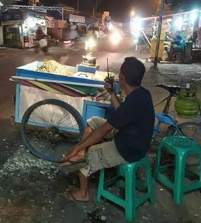 5 Penjual Makanan Ini Nenteng HT, Netizen Curigai Intel