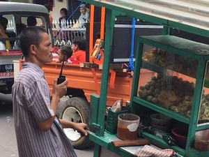 5 Penjual Makanan Ini Nenteng HT, Netizen Curigai Intel