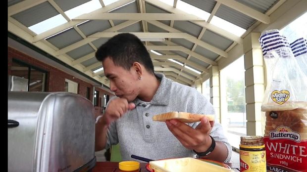5 Reaksi Orang Indonesia Cicip Vegemite, Ada yang Mau Muntah