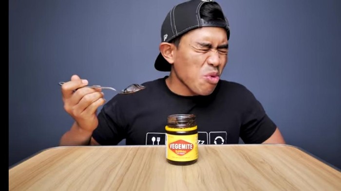 5 Reaksi Orang Indonesia Cicip Vegemite, Ada yang Mau Muntah