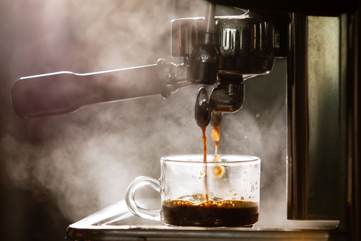 7 Tanda Terlalu Banyak Minum Kopi, Sakit Kepala hingga Gelisah
