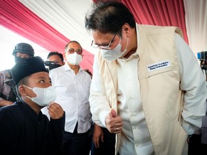 Airlangga Tinjau Vaksinasi Santri di Pekalongan