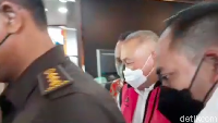 Alex Noerdin tidak berkomentar usai ditahan Kejagung. Alex langsung ditahan 20 hari ke depan di rutan Kejagung