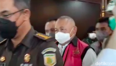 Penampakan Alex Noerdin Pakai Rompi Tahanan Kejagung