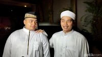 Saat menghampiri wartawan, Alvin Faiz tak mengajak serta Henny Rahman dan didampingi oleh sang adik, Ameer. Foto: Dinda Decemberia/detikHOT