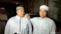 Alvin Faiz terlihat menghadiri acara tujuh bulanan Wardah Maulina, istri Natta Reza bersama dengan Henny Rahman, Ameer Az Zikra dan istri, di kawasan Cipayung, Jakarta Timur, Rabu (15/9/2021). Foto: Dinda Decemberia/detikHOT