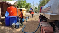 BPPD mengirim 2 tangki yang masing-masing berkapasitas 6 ribu liter. Di dukuh Jenggring ada 30 jiwa dari 8 hingga 10 KK, terang Budi kepada wartawan, Kamis (16/9/2021).