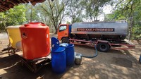 Mobil tangki Badan Penanggulangan Bencana Daerah (BPPD) yang membawa air bersih melakukan droping di Dukuh Jenggring, Desa Duri, Kecamatan Slahung, Ponorogo, Kamis (16/9). Kekeringan di desa tersebut dipicu oleh aliran sungai serta sumur dan sumber air yang surut karena kemarau.