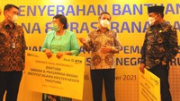 Wakil Direktur Utama Bank BTN Nixon LP Napitupulu berbincang dengan Rektor Institut Agama Kristen Negeri (IAKN) Tarutung Lince Sihombing dan Kepala Kantor Kementerian Agama Kota Pematang Siantar M Hasbi, Deputi Regional Manager Bank BTN Kantor Wilayah Sumatera Sepmaedi Ananda usai penyerahan bantuan sarana dan prasarana ibadah di Medan, Sumatera Utara, Kamis (16/9). 