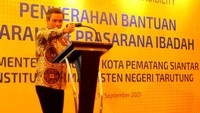 Bantuan yang diberikan kali ini yakni berupa pembangunan kubah Masjid Al-Ikhlas di Kantor Kementerian Agama Kota Pematang Siantar dan sebuah mobil box untuk pelayanan ibadah bagi umat kristiani di desa-desa kepada Institut Agama Kristen Negeri (IAKN).