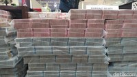 Setelah itu, pembeli melakukan pembayaran dengan cara transfer ke rekening atas nama tersangka DP sesuai jatuh tempo yang telah disepakati. DP disebut mendapatkan keuntungan sebesar 10% hingga 15% dari harga barang yang diterimanya secara berkelanjutan sejak 2011 hingga 2021.