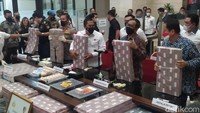 Selanjutnya tersangka DP alias Awi memerintahkan sopir atau kurirnya untuk mengambil obat-obatan dan suplemen ilegal itu di gudang yang telah ditentukan ekspedisi. Kurir itu kemudian mendistribusikannya ke pembeli obat di wilayah Jabodetabek, Jawa Barat, Jawa Timur, dan wilayah lainnya.