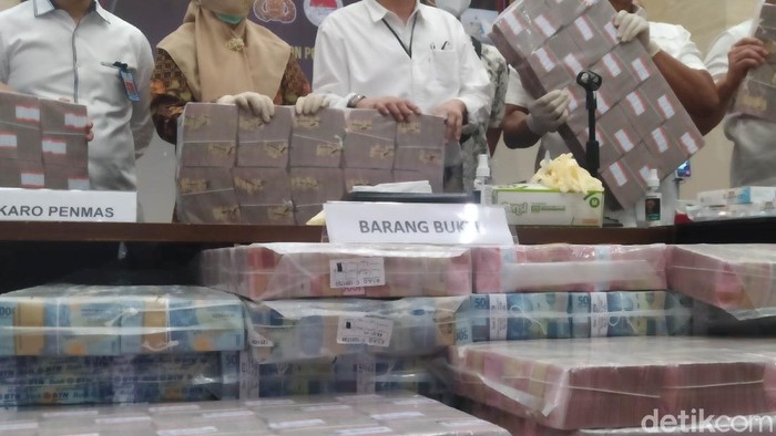 Bareskrim menangkap pelaku TPPU obat ilegal senilai Rp 531 M Bareskrim dan PPATK menangkap pelaku TPPU obat ilegal senilai Rp 531 Miliyar