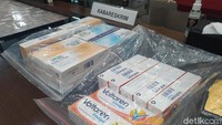 Sejumlah barang bukti disita dalam kasus ini antara lain sisa obat yang diedarkan berupa Favipiravir/Favimex jumlah 200 tablet, Crestor 20 mg jumlah 6 pak, Crestor 10 mg jumlah 5 pak, hingga Voltaren Gel 50 mg jumlah 4 pak.