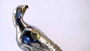 Igor pun menunjukkan kemampuannya mendaur ulang limbah elektronik menjadi sebuah hiasan berbentuk hewan yang menarik. Dok. Boredpanda.