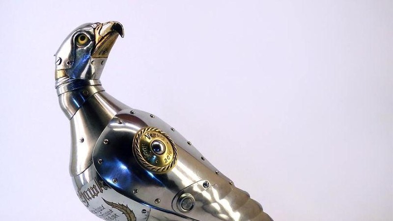 Limbah elektronik diketahui berbahaya bagi lingkungan karena sulit terurai. Namun, seniman Rusia ini punya cara menarik untuk olah limbah elektronik. Penasaran?