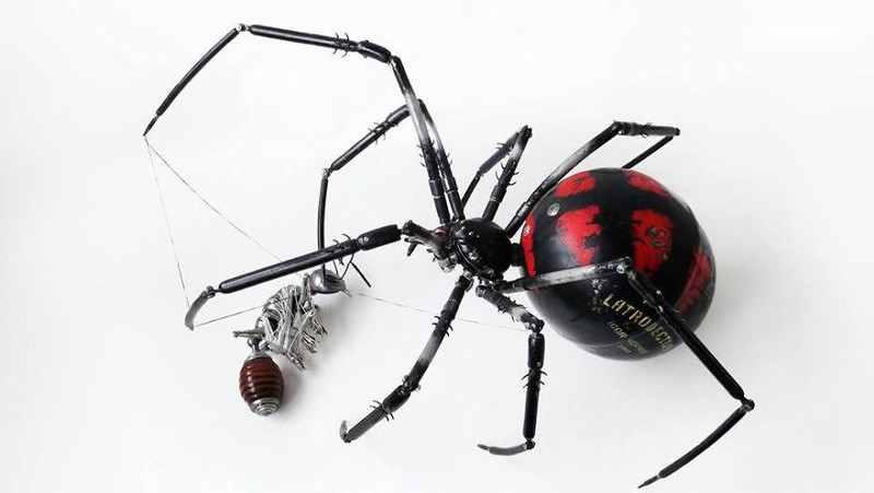 Limbah elektronik diketahui berbahaya bagi lingkungan karena sulit terurai. Namun, seniman Rusia ini punya cara menarik untuk olah limbah elektronik. Penasaran?