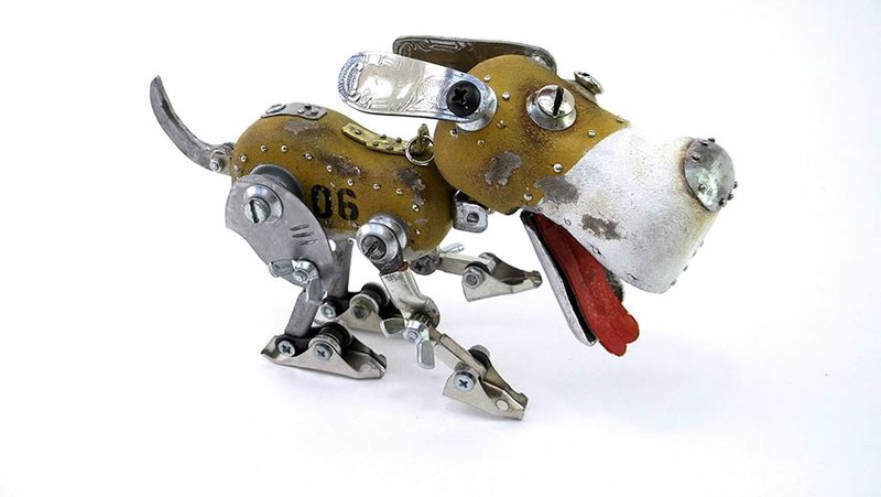 Limbah elektronik diketahui berbahaya bagi lingkungan karena sulit terurai. Namun, seniman Rusia ini punya cara menarik untuk olah limbah elektronik. Penasaran?