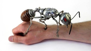 Kemampuannya mendaur ulang limbah elektronik ini diapresiasi oleh warganet. Tak sedikit yang memuji Igor karena kemampuannya mengolah barang tak terpakai yang kerap dinilai sudah rongsok menjadi sebuah karya seni yang memiliki nilai estetika tinggi. Dok. Boredpanda.