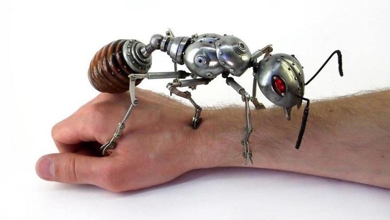 Limbah elektronik diketahui berbahaya bagi lingkungan karena sulit terurai. Namun, seniman Rusia ini punya cara menarik untuk olah limbah elektronik. Penasaran?