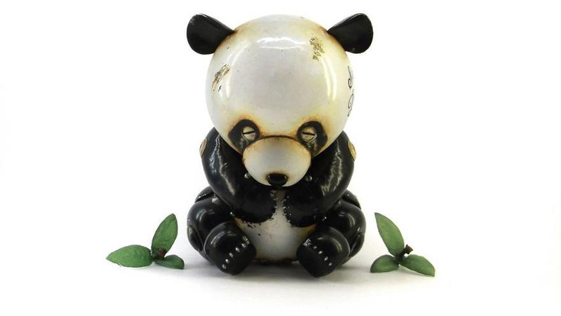 Limbah elektronik diketahui berbahaya bagi lingkungan karena sulit terurai. Namun, seniman Rusia ini punya cara menarik untuk olah limbah elektronik. Penasaran?