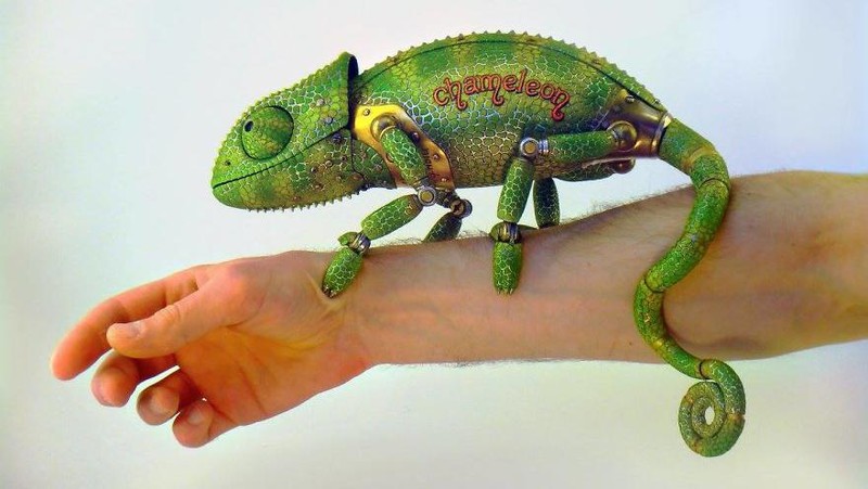 Limbah elektronik diketahui berbahaya bagi lingkungan karena sulit terurai. Namun, seniman Rusia ini punya cara menarik untuk olah limbah elektronik. Penasaran?