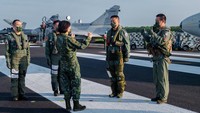 Pemandangan menarik terlihat saat jet tempur Taiwan melakukan pendaratan di jalan raya. Latihan militer di jalan raya itu diketahui dilakukan sebagai ancang-ancang Taiwan bila China menghancurkan pangkalan udara mereka. Taiwan Presidential Office via AP.