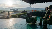 Seperti diketahui, Taiwan yang menganut sistem demokratis diketahui terus berada di bawah ancaman invasi China. Di mana China diketahui mengklaim pulau itu sebagai bagian dari wilayahnya. China juga bersumpah akan merebutnya kembali. Tak tanggung-tanggung, negara tirai bambu itu membuka opsi dengan kekerasan jika diperlukan. Taiwan Presidential Office via AP.