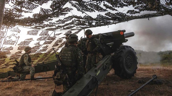 Taiwan gelar latihan militer tahunan yang juga jadi simulasi menghadapi invasi China. Dalam latihan itu jet tempur Taiwan mendarat di jalan raya. Kok bisa?