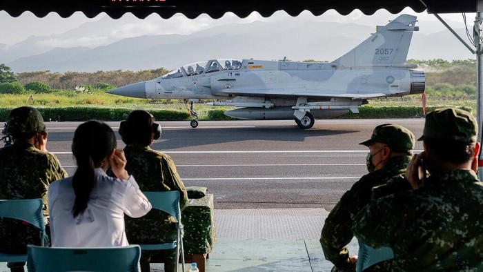 Bersiap Hadapi China, Ini Alasan Taiwan Latihan Jet Tempur di Jalan Raya Taiwan gelar latihan militer tahunan yang juga jadi simulasi menghadapi invasi China. Dalam latihan itu jet tempur Taiwan mendarat di jalan raya. Kok bisa?