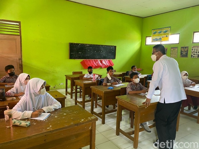 Bupati Ciamis Herdiat Sunarya sidak PTM di sejumlah sekolah.