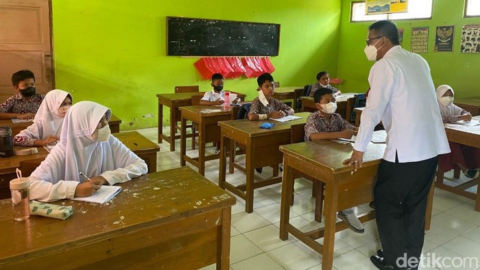 Bupati Ciamis Herdiat Sunarya sidak PTM di sejumlah sekolah.