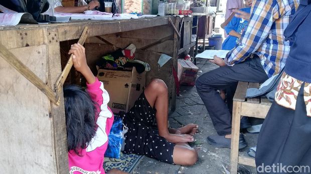 Cahyo dan Wiwin terpaksa mengajak 9 anaknya tidur di warung hik miliknya karena diusir dari kontrakan.