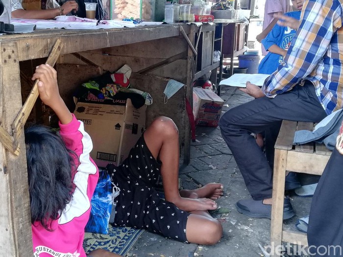 Cahyo dan Wiwin terpaksa mengajak 9 anaknya tidur di warung hik miliknya karena diusir dari kontrakan.