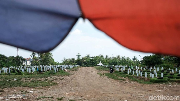 COVID-19 Mereda, TPU Srengseng Sawah Mulai Ditata Setelah sempat mengalami lonjakan pemakaman, kini makam TPU COVID Srengseng Sawah mulai ditata. Batu nisan sudah dipasang di sebagian besar makam.