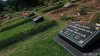 Makam korban COVID-19 mulai ditata dengan dipasang batu nisan.