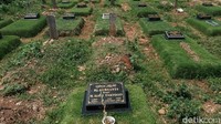Rumput makam juga sudah ditanam.