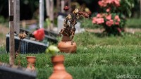 Sebagian makam diberi penanda seperti bunga oleh keluarga jenazah.