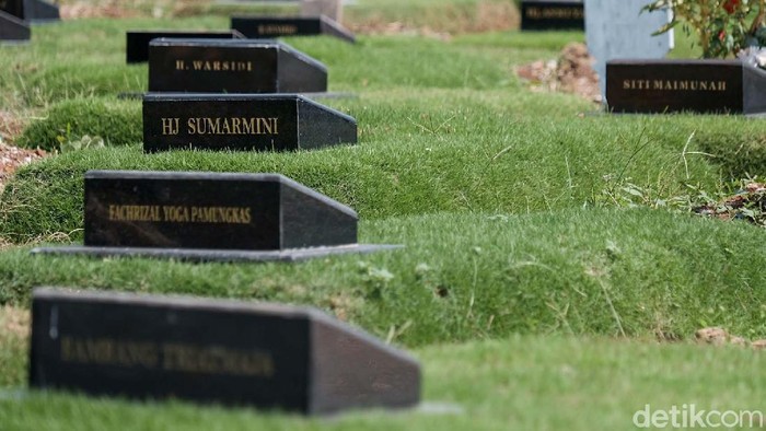 COVID-19 Mereda, TPU Srengseng Sawah Mulai Ditata Setelah sempat mengalami lonjakan pemakaman, kini makam TPU COVID Srengseng Sawah mulai ditata. Batu nisan sudah dipasang di sebagian besar makam.