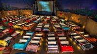 Bioskop yang tak kalah unik dan menarik adalah Sci-Fi Dine-in Theater di Studio Disney Hollywood. Di bioskop ini pengunjung dapat menyaksikan film sembari duduk di dalam replika mobil retro tahun 1950-an. Dok. www.disneyworld.disney.go.com.  